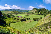 Azzorre, Isola di San Miguel - Escursione a Sete Cidades.  Lungo il sentiero che percorre la cresta della Caldeira das Sete Cidades. Vista verso l'interno della caldera. 